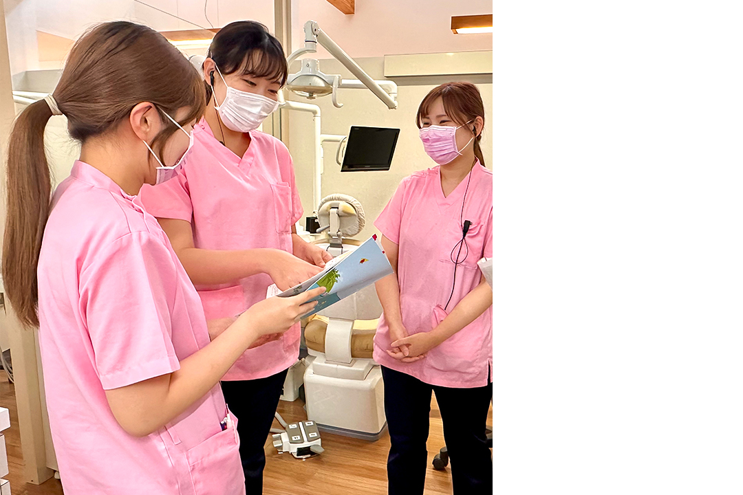 みき・さくら歯科のスタッフ同士の学びの風景